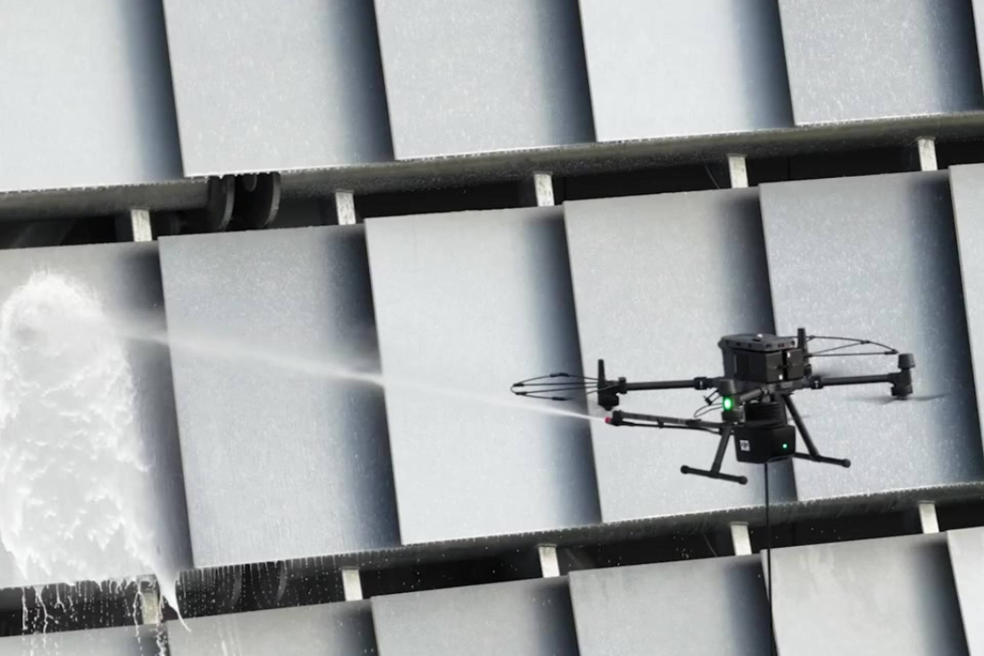 Cristales y fachadas relucientes sin andamios; Galvañ Lacados apuesta por drones de limpieza