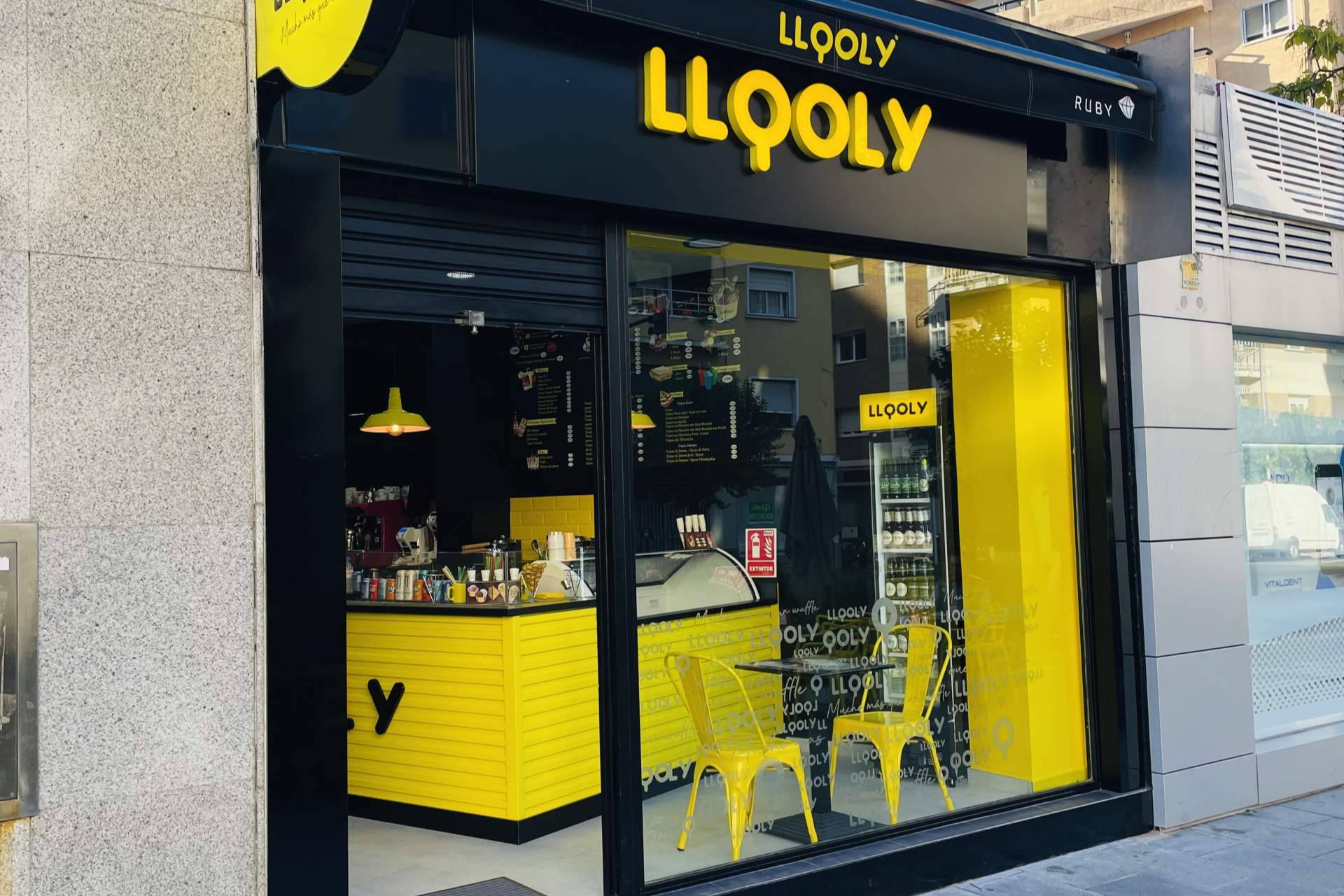 Llooly llega a El Mirador de Burgos con una oferta innovadora de gofres, helados y batidos