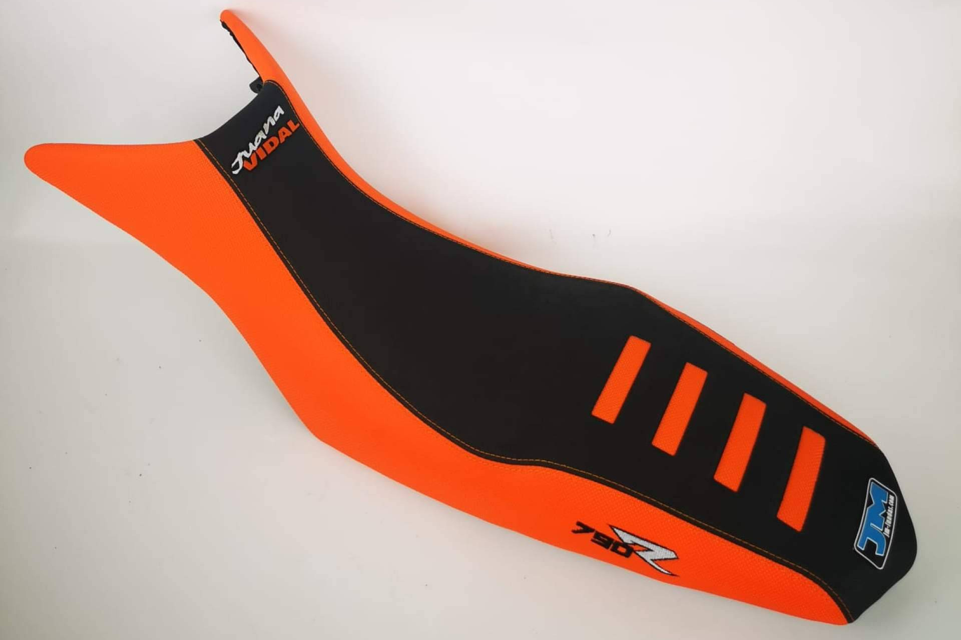 JM-FUNDAS crea fundas de asiento moto personalizadas con tejidos antideslizantes y diseño a medida