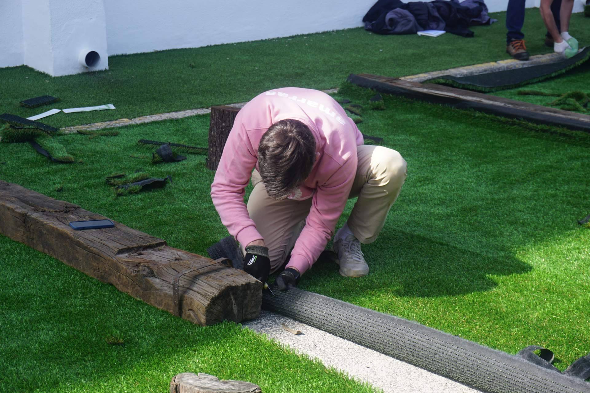 Colocación e instalación de césped artificial de alta precisión; Albergrass estandariza el proceso