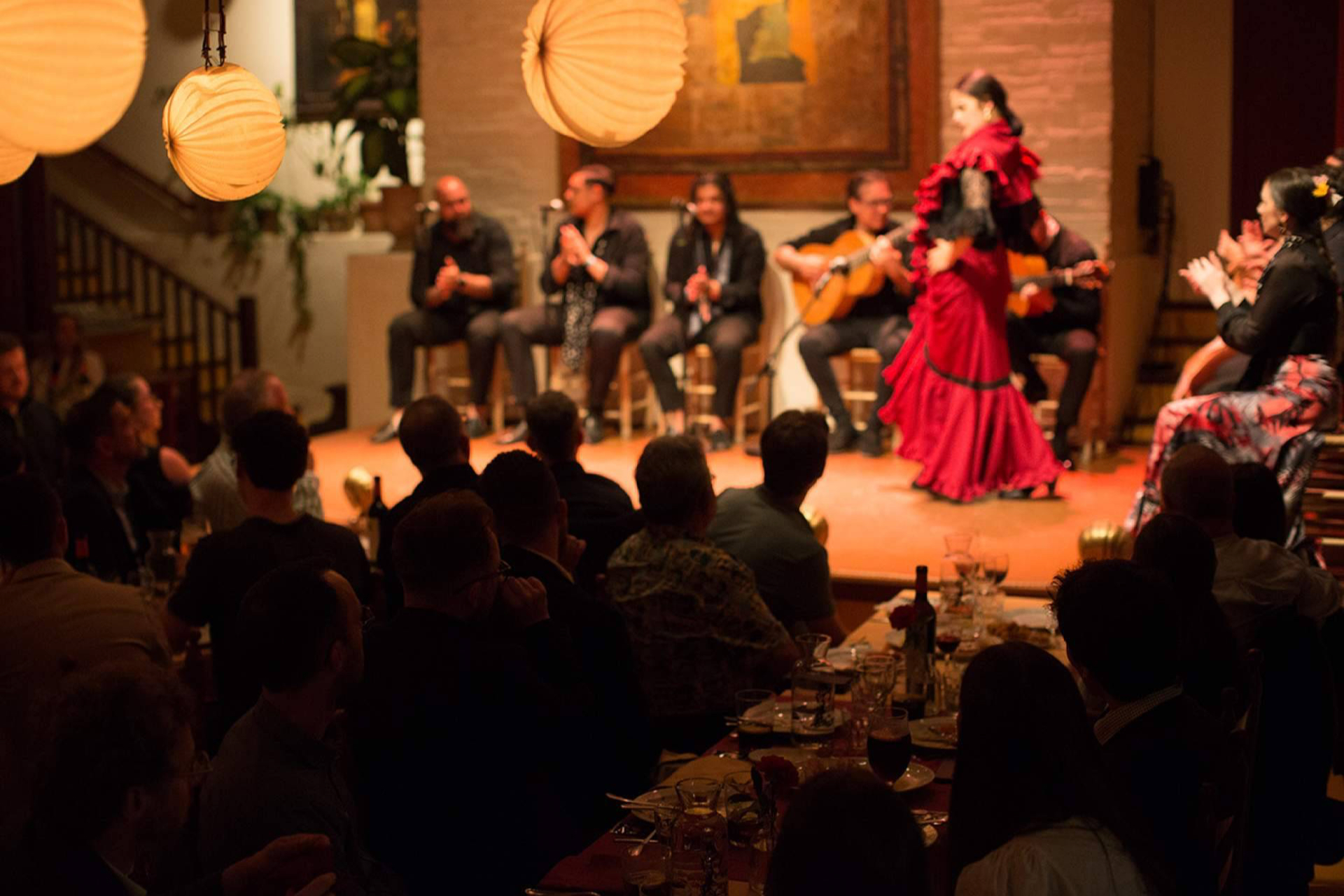 El regreso del público español a los tablaos; flamenco en vivo y memoria cultural en el Tablao de Carmen