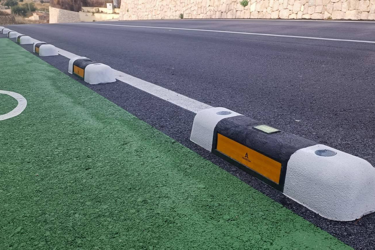 La movilidad urbana da un paso adelante; crecen los carriles bici con separadores fotoluminiscentes de Abadecom Urban