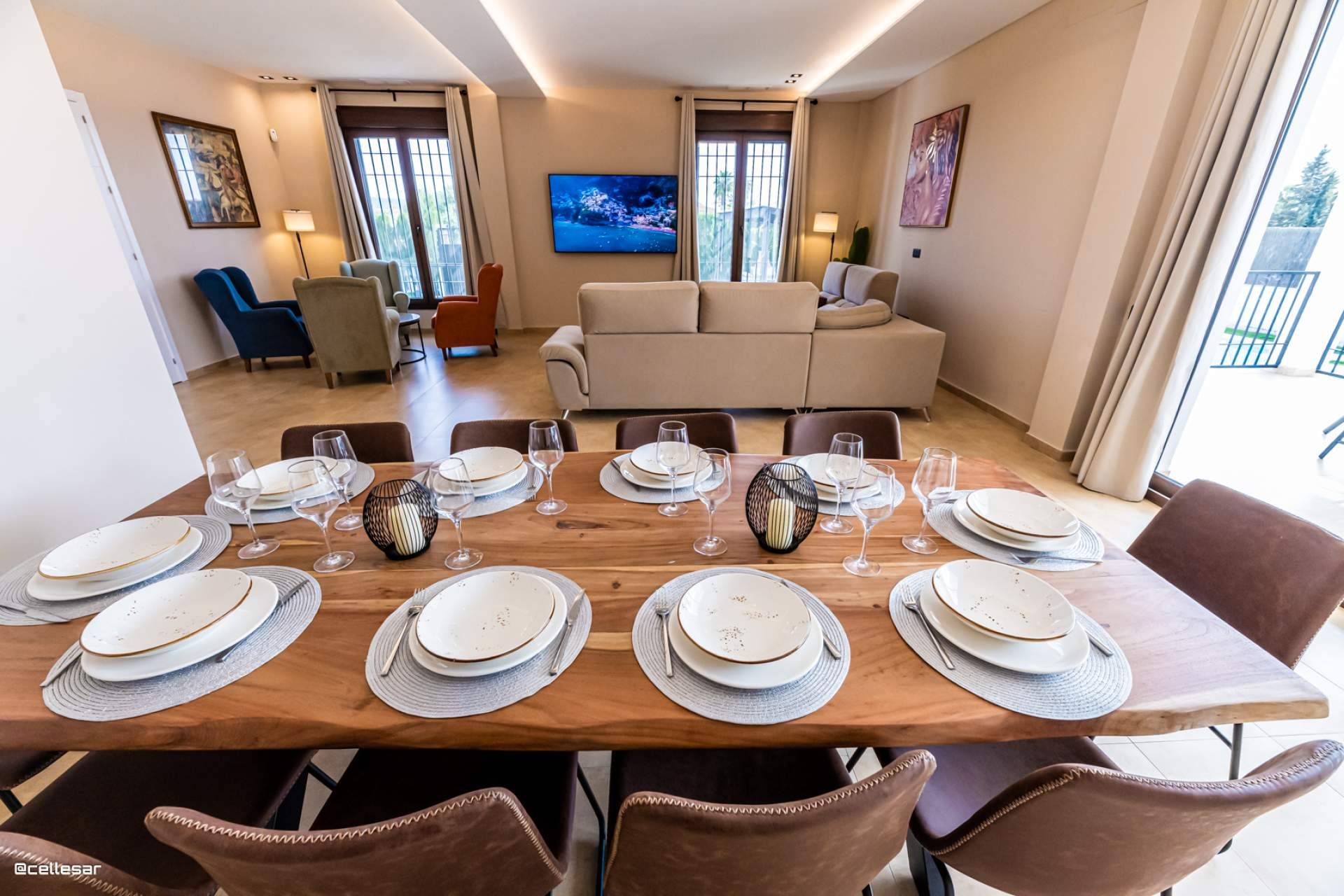 Villa en alquiler en Sevilla con 8 dormitorios, cine privado y piscina de 25 metros