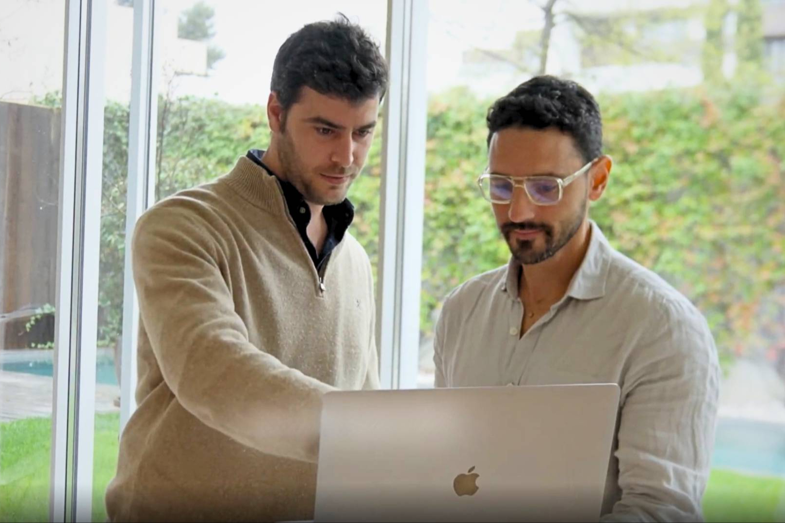 Empresas B2B invierten más en IA que nunca, pero pierden previsibilidad en ingresos