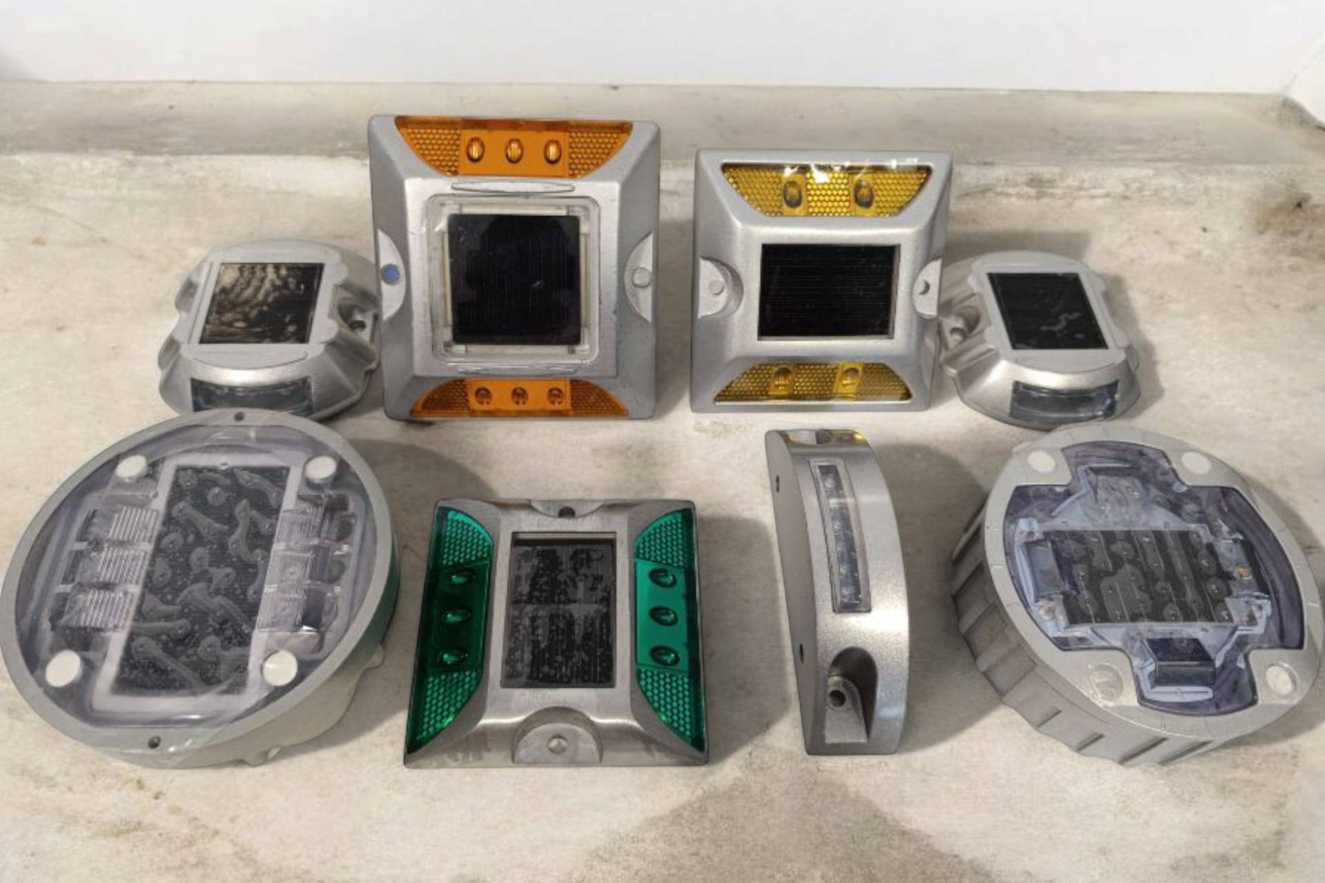 Abadecom Urban impulsa la visibilidad en carretera con captafaros solares LED de alta resistencia