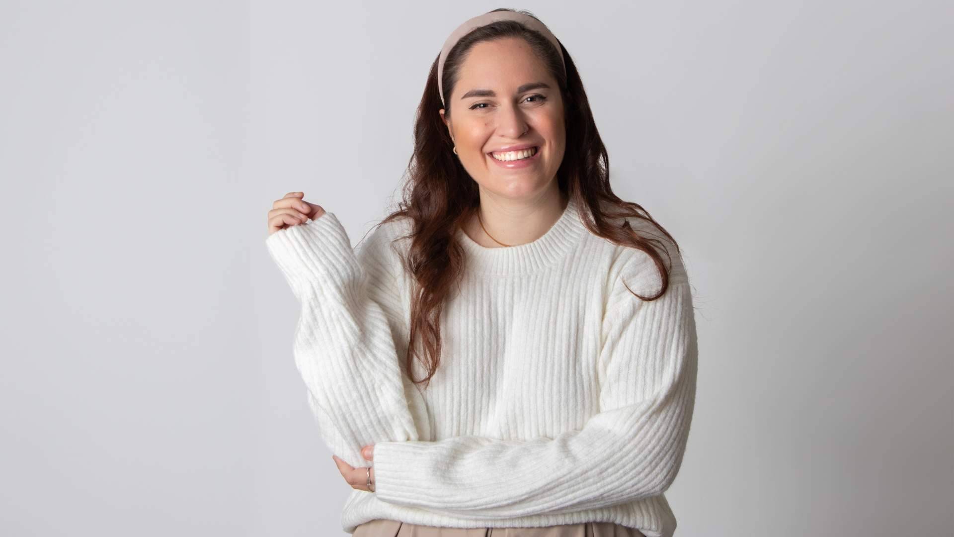 Cristina Aldea presenta la novela '¿Qué tal los 30? Fatal, gracias.' con una mirada irónica sobre la generación millennial