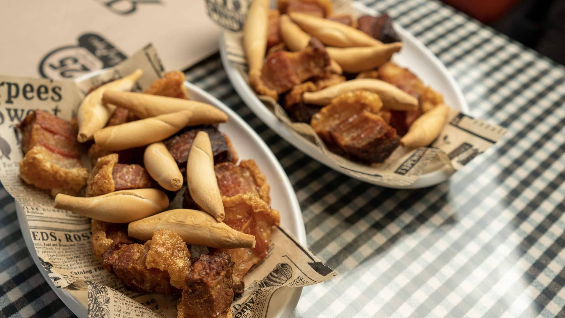 Pasa Tapas mantiene encendida la esencia de la cocina de mercado en la madrugada de Barcelona