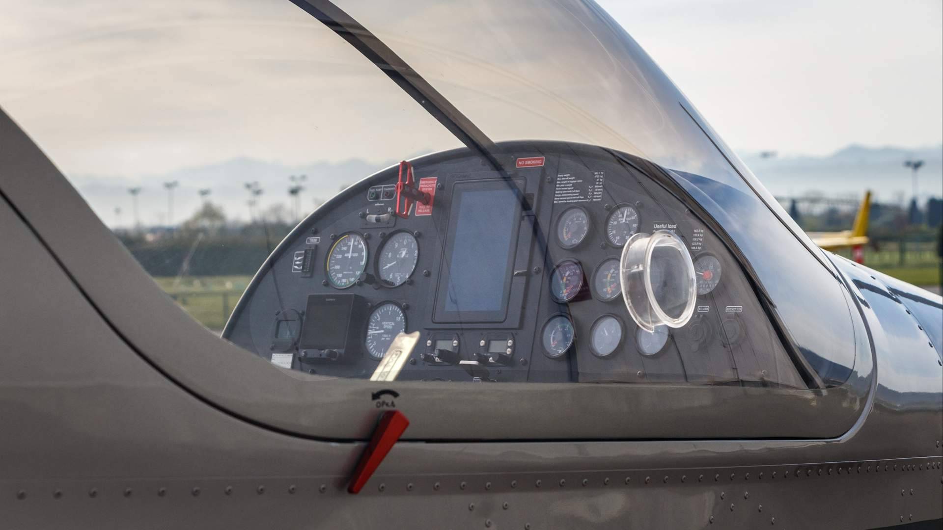 El garaje volador en Asturfly; cuando la aviación comienza en casa y termina en el cielo