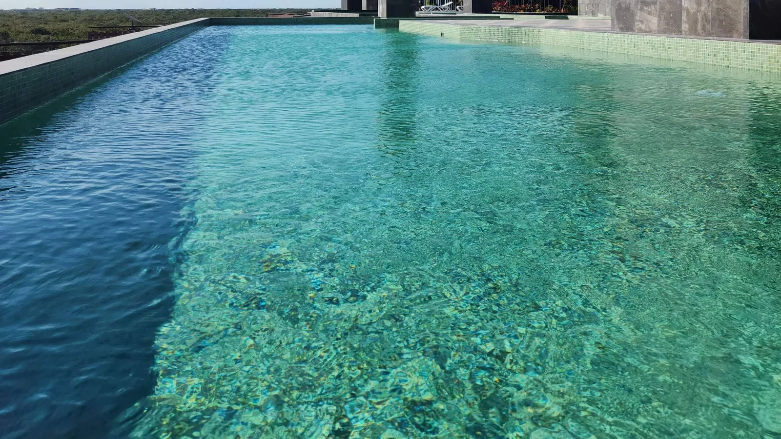 El mantenimiento que marca la diferencia en una piscina durante el verano